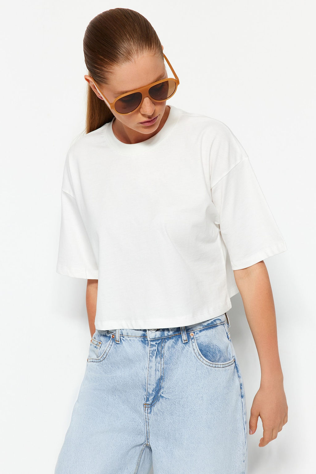 Premium Ekru Relaxed/Rahat Kal?p %100 Kal?n Pamuklu Crop Orme T-Shirt TWOSS23TS00038