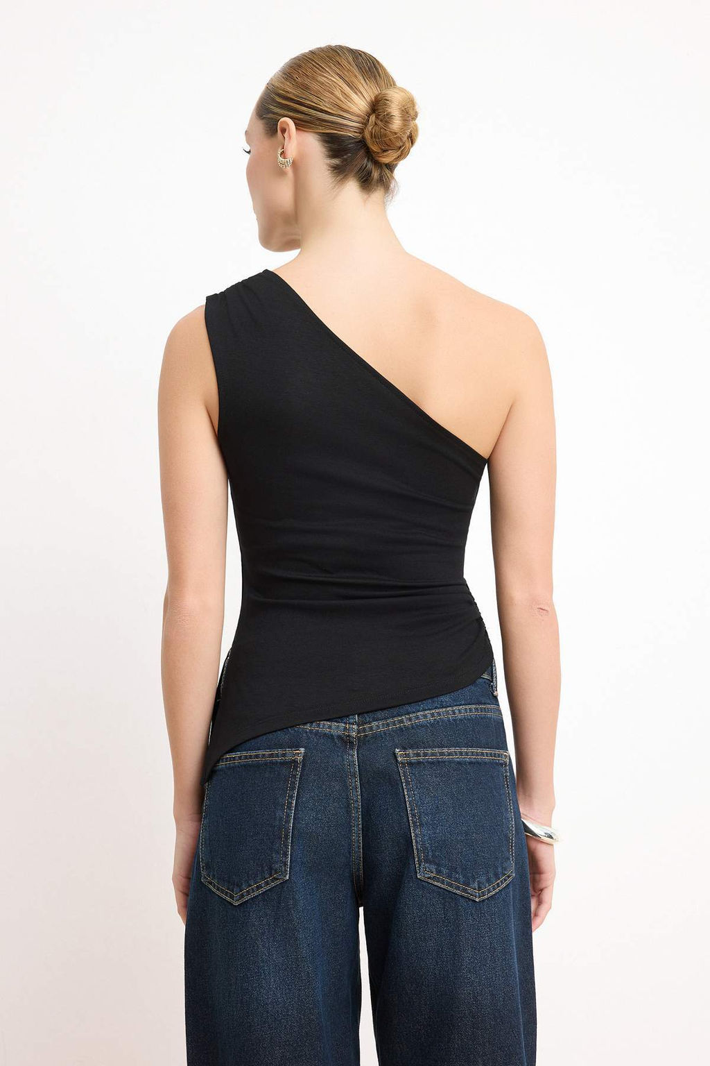 Siyah Vucuda Oturan Asimetrik Yaka Aksesuar Detayl? Crop Pamuklu Esnek Orme Bluz TWOSS26BZ00011 - Trendyolmilla фото 4