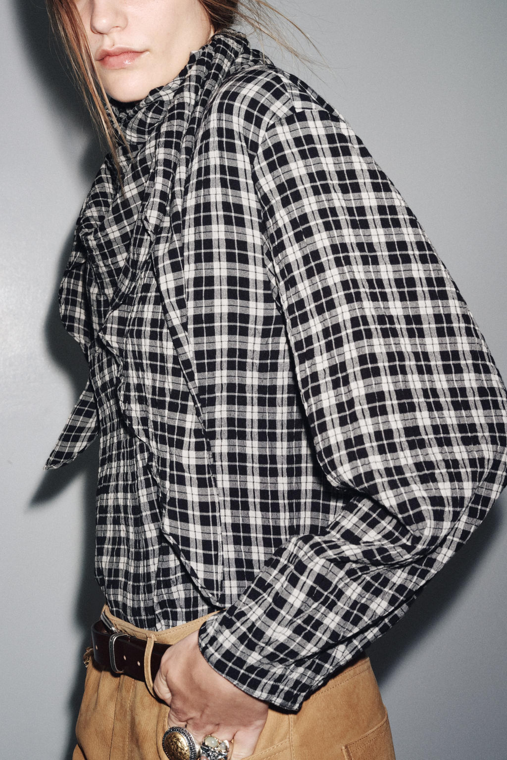 CHECK SHIRT WITH MULTIPOSITIONAL SCARF ZW COLLECTION - Zara фото 6