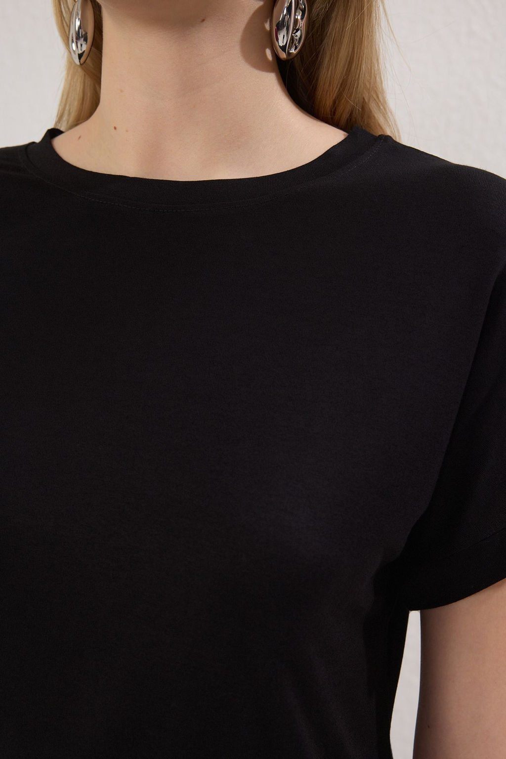 TRENDYOLMILLA Siyah Viskon Icerikli Regular/Normal Kesim Bisiklet Yaka Orme T-Shirt TWOSS25TS00167  фото 7