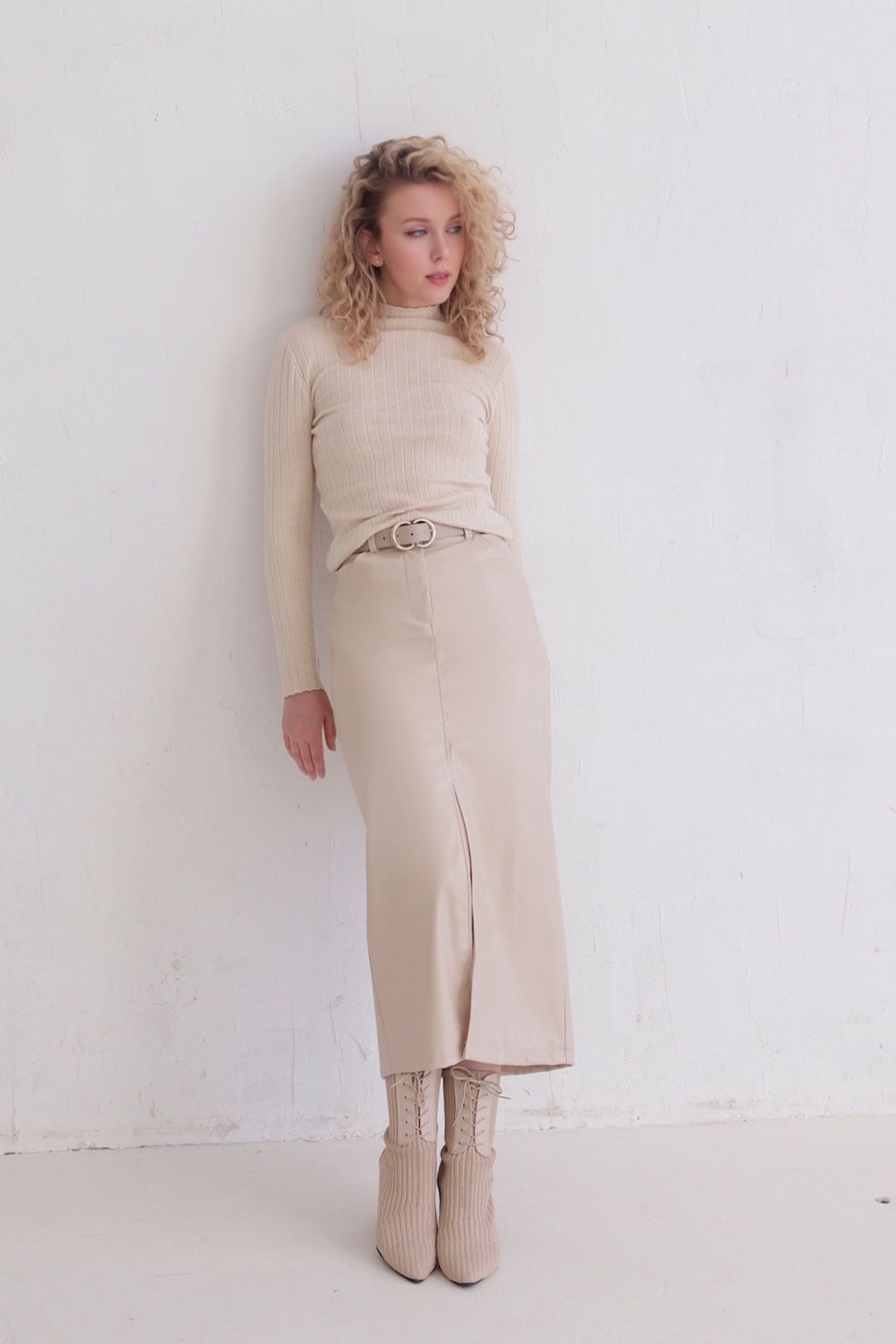 12189 Юбка с разрезом айвори из экокожи - Martichelli фото 4