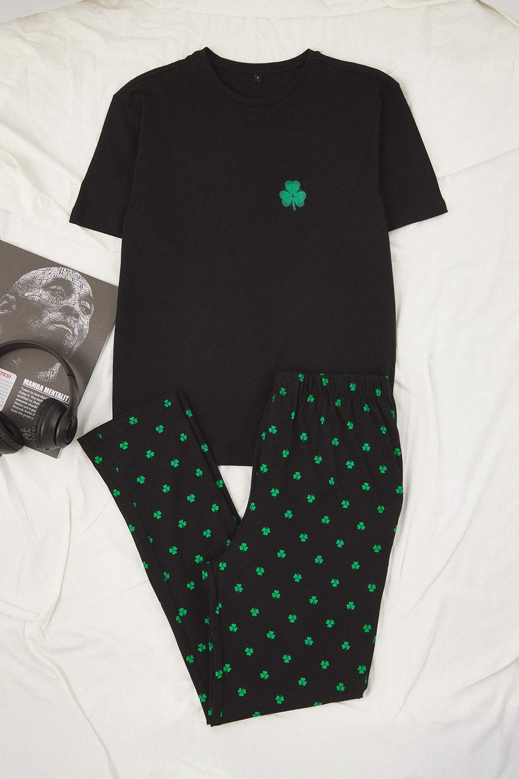 Siyah Regular Kesim Yonca Desen K?sa Kol Orme Pijama Tak?m? TMNAW26PT00010
