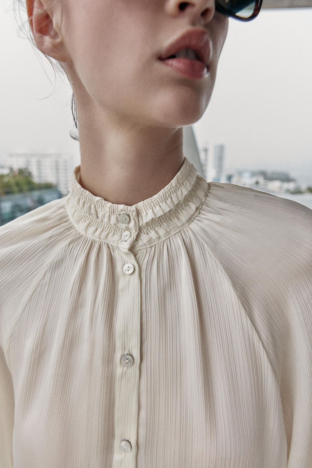 BLUSA SATINADA CUELLO SUBIDO / Crudo - Zara фото 5