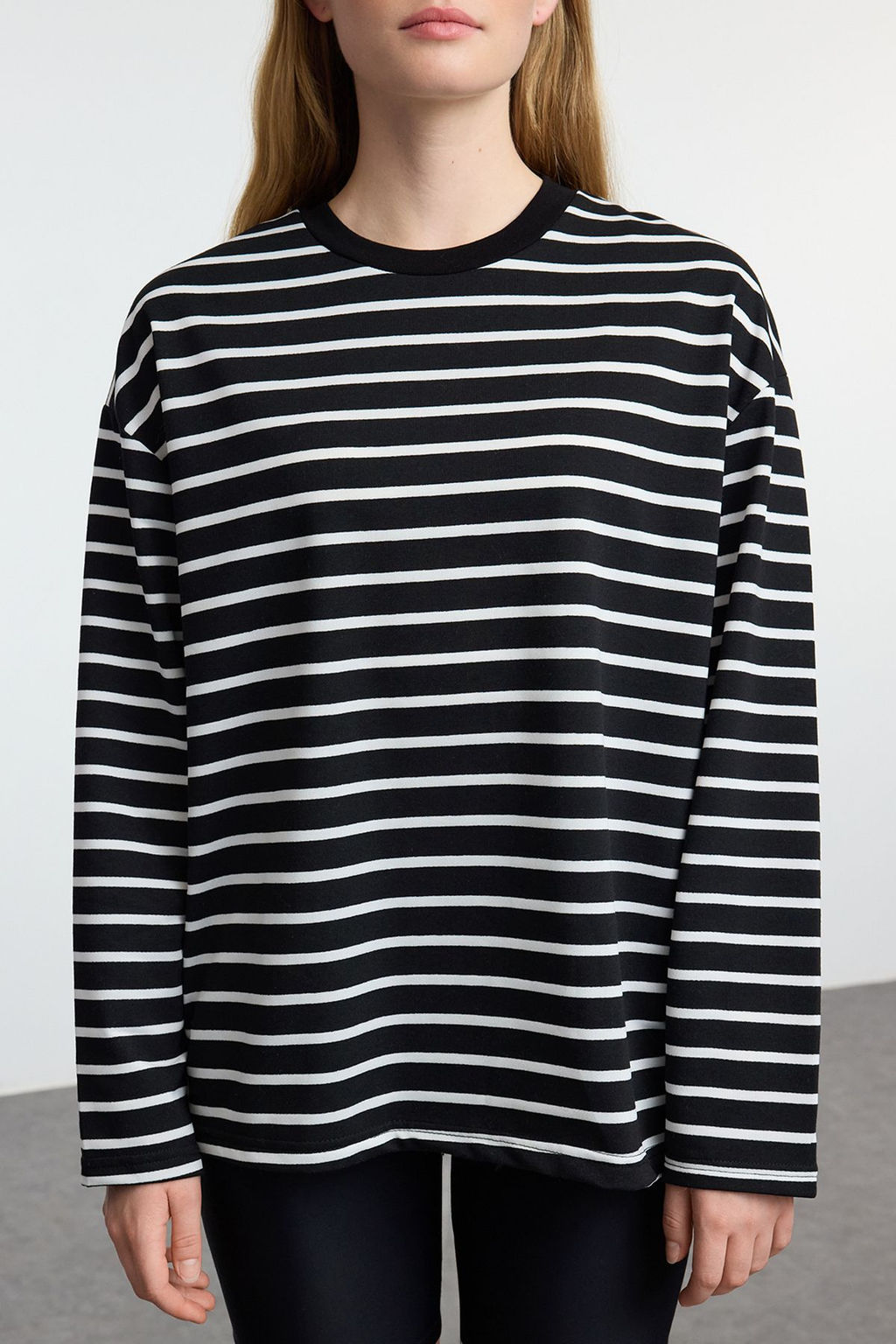 Siyah Cizgili Oversize/Genis Kesim Bisiklet Yaka Ince Orme Sweatshirt TWOAW23SW00326
