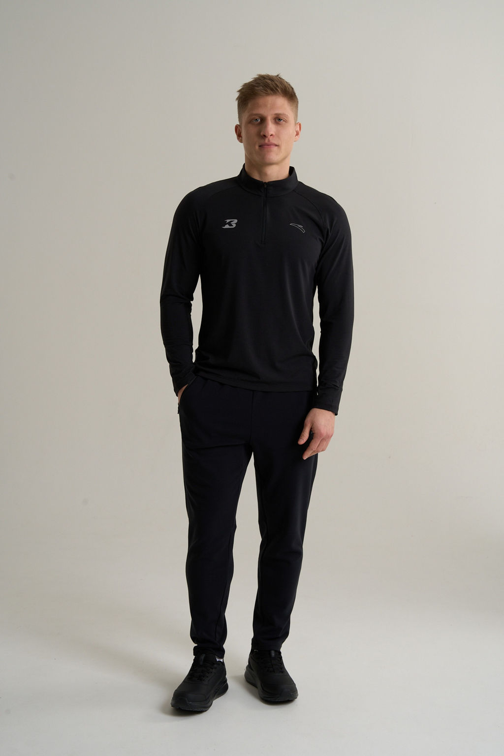 Брюки трикотажные утепленные Черный ANTA RUNNING Knit Track Pants фото 2