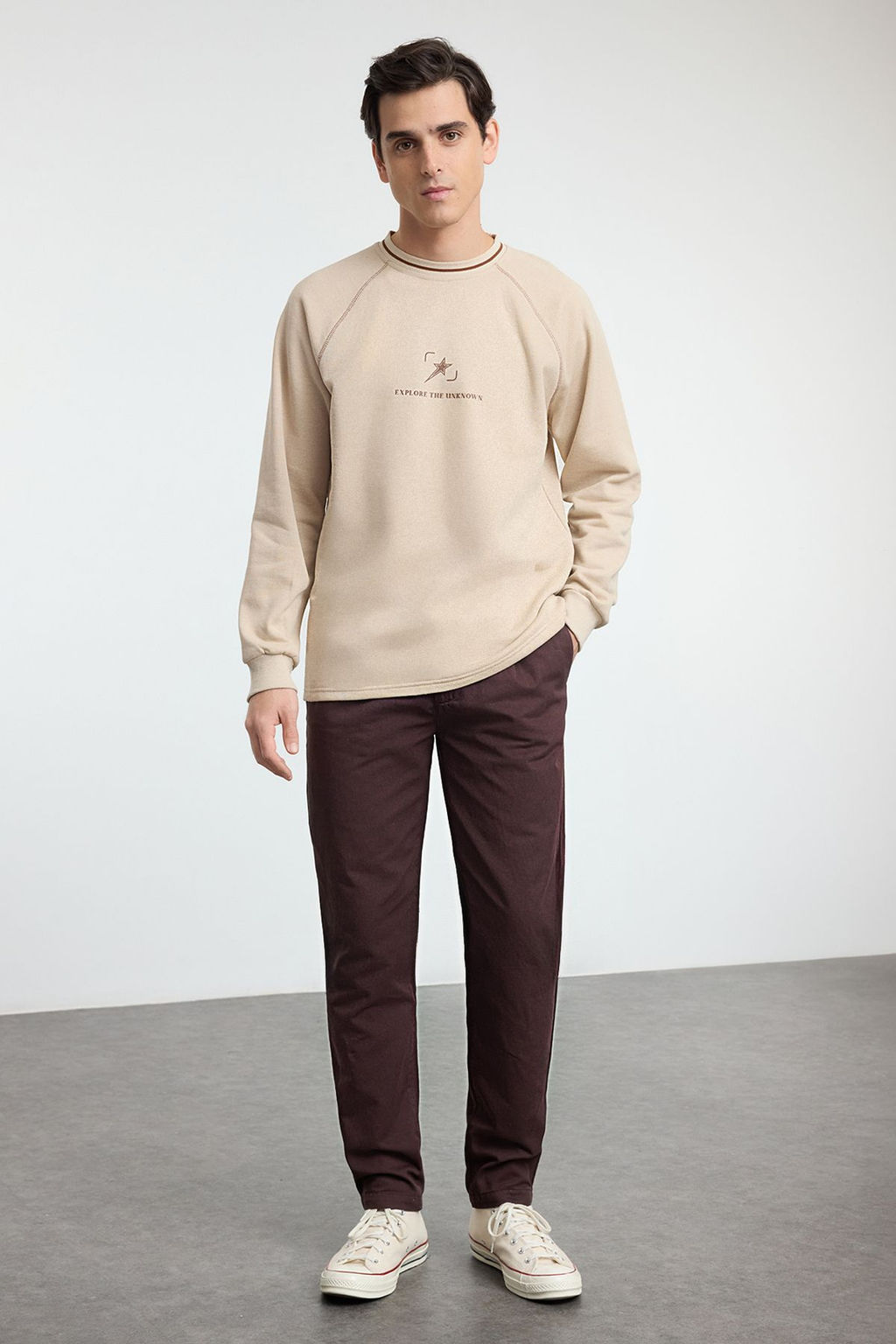 TRENDYOL MAN Bej Regular/Normal Kesim Dikis ve Yaka Triko Bant Detayl? Bask?l? Sweatshirt TMNAW25SW00166 - Trendyolmilla фото 12