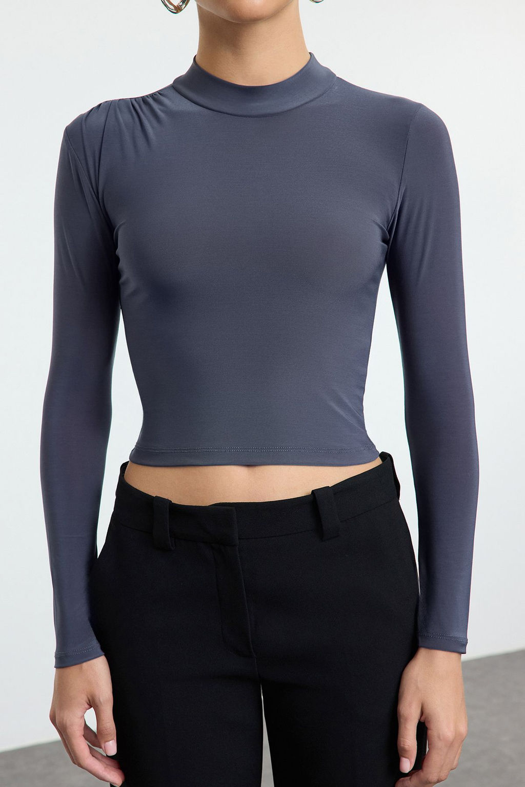 Koyu Gri Kolu Buzgu Detayl? Fitted/Vucuda Oturan Dik Yaka Crop Esnek Orme Bluz TWOAW23EL01391