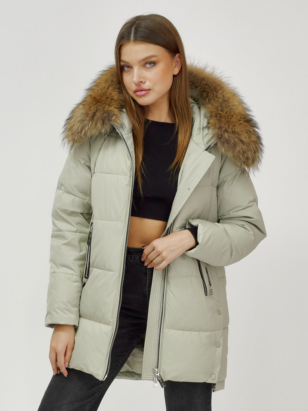 Куртка Бренд Visdeer ПРЕМИУМ КЛАССА зимняя с мехом ЕНОТА светло-зеленого цвета фото 19