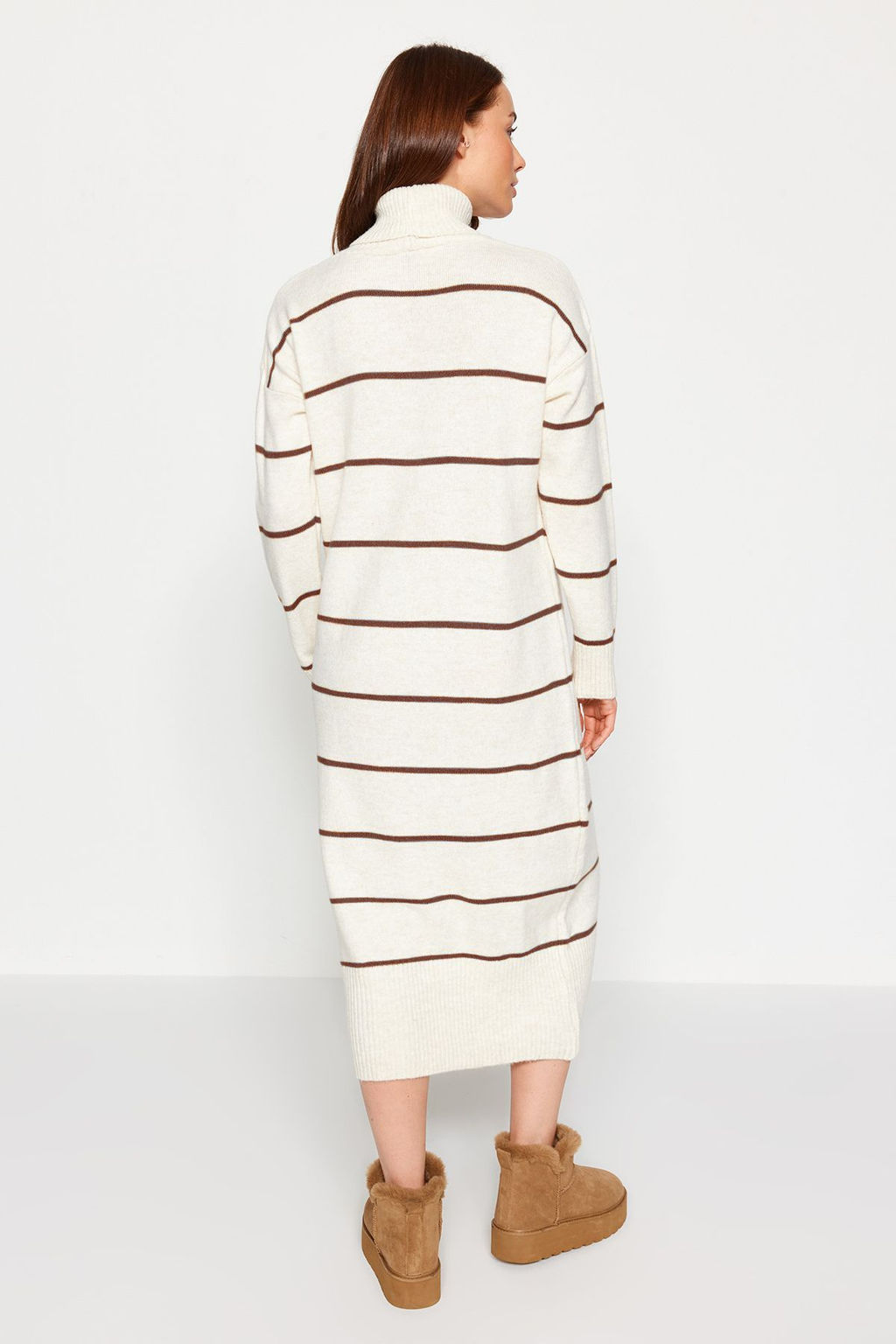 TRENDYOLMILLA Tas Maxi Triko Genis Kal?p Yumusak Dokulu Elbise TWOAW24EL00056  фото 27