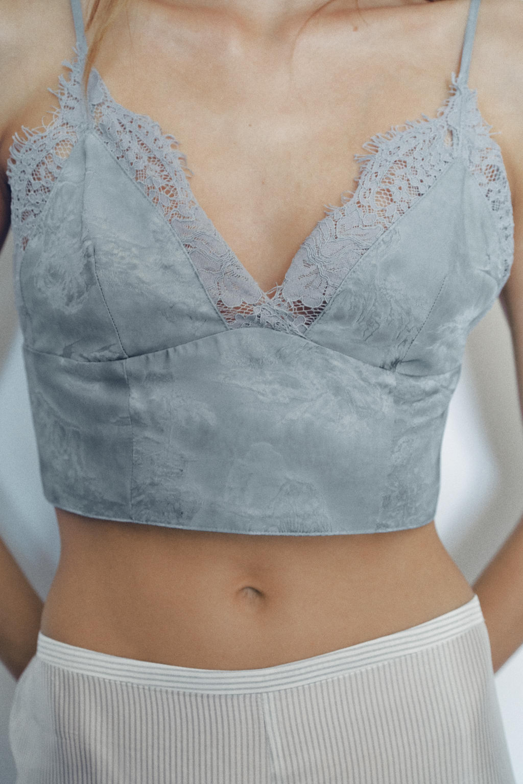TOP CROP JACQUARD ENCAJE / Gris / Azul