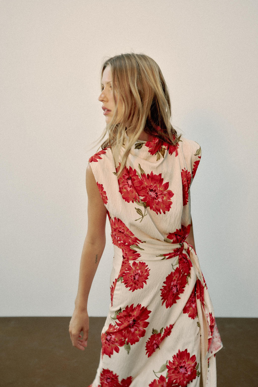 VESTIDO MIDI ESTAMPADO FLORAL CINTUR?N / Crudo / Rojo - Zara фото 2
