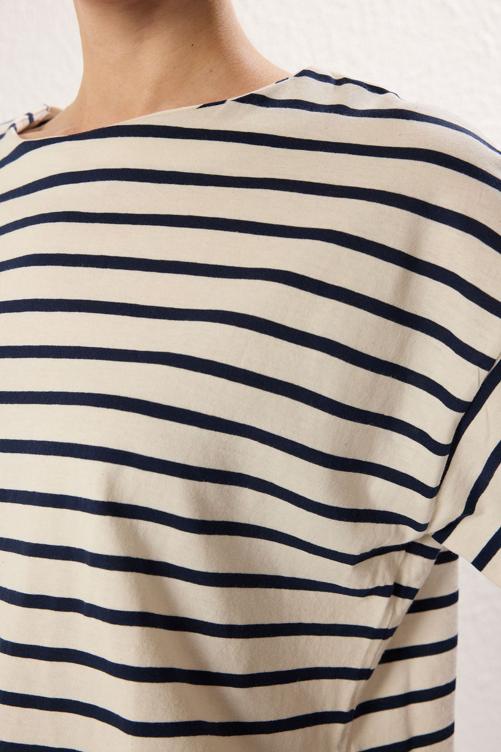 TRENDYOLMILLA Antrasit Cizgili Relaxed/Rahat Kal?p Truvakar Kol Orme T-Shirt TWOSS25TS00115  фото 10