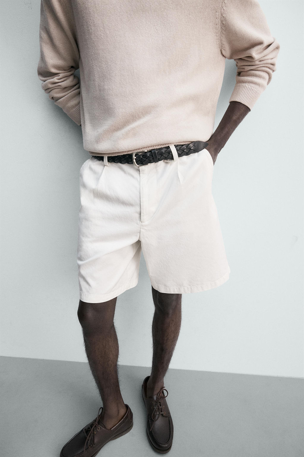 BERMUDA REGULAR FIT PLIEGUES / Blanco roto