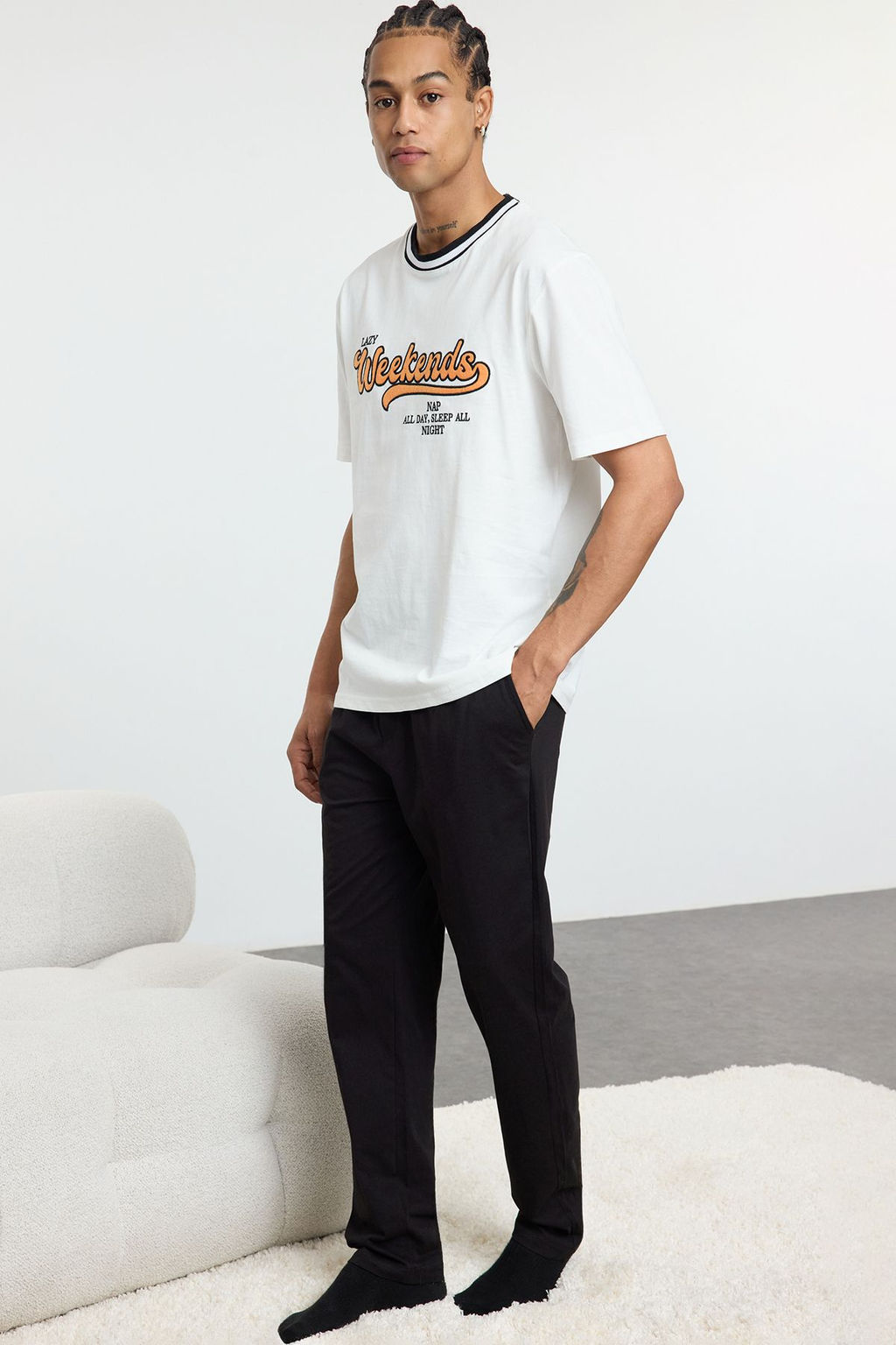 TRENDYOL MAN Ekru Siyah Nak?sl? Regular Fit Orme Pijama Tak?m? TMNAW25PT00034