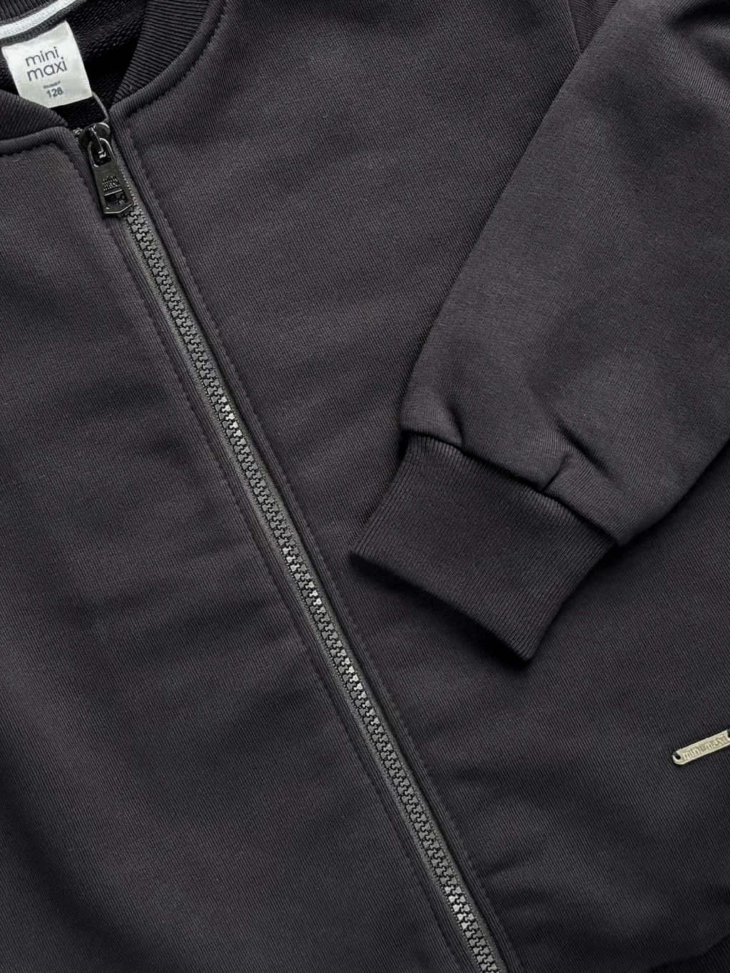 Джемпер на молнии с боковыми карманами 22-7015 черный - Mini maxi фото 4