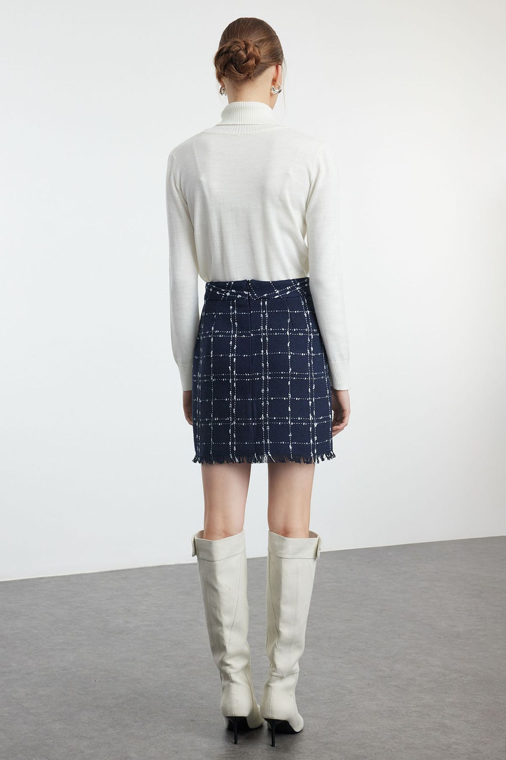 TRENDYOLMILLA Siyah Tuvit Kumas Etek Ucu Puskul DEtayl? Kalem Duz Kesim Mini Boy Dokuma Etek TWOAW21ET0026 фото 5