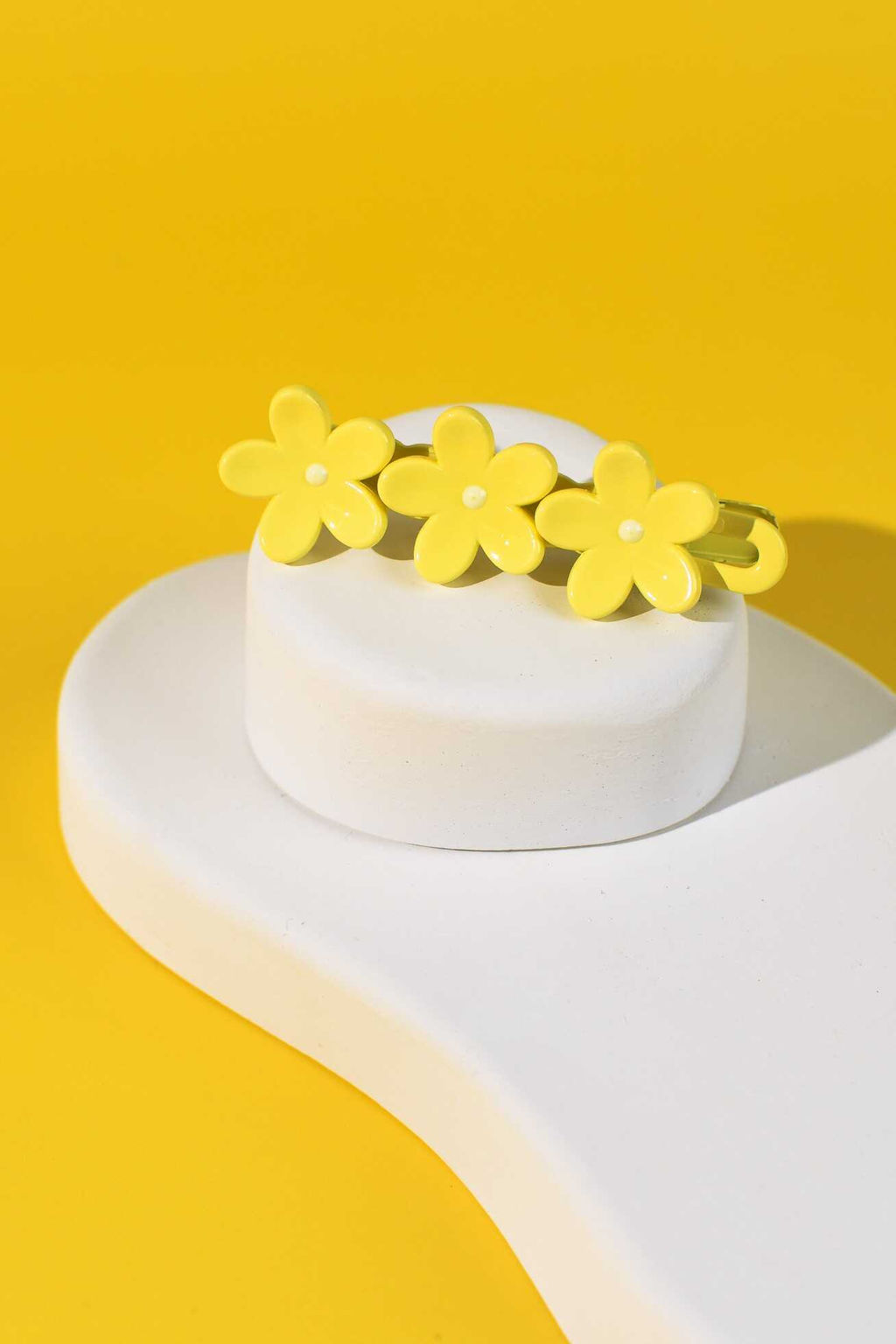 Заколка для волос зажим, арт. 71765 / 10 ЦВЕТОЧКИ (в наборе: 1шт., 6,4 см, черный металл, полиэфирная смола, цвет: жёлтый, подложка из мелованного картона + ПЭТ-пакет с европодвесом)