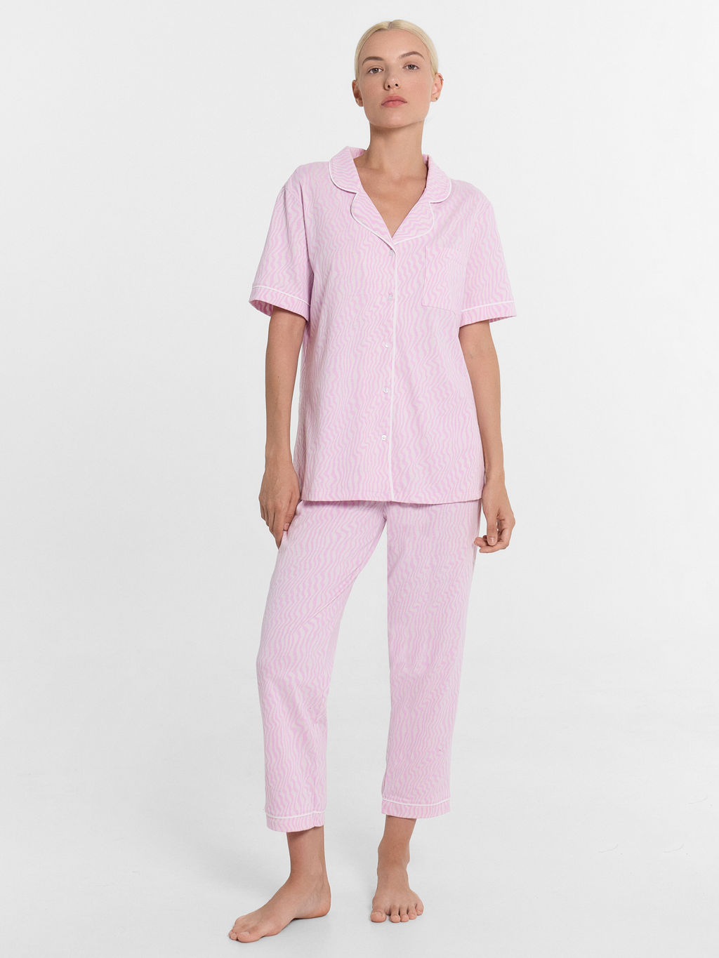 Комплект женский (жакет, бриджи) в лиловом цвете с принтом лиловые волны 592505 - Mark formelle фото 2