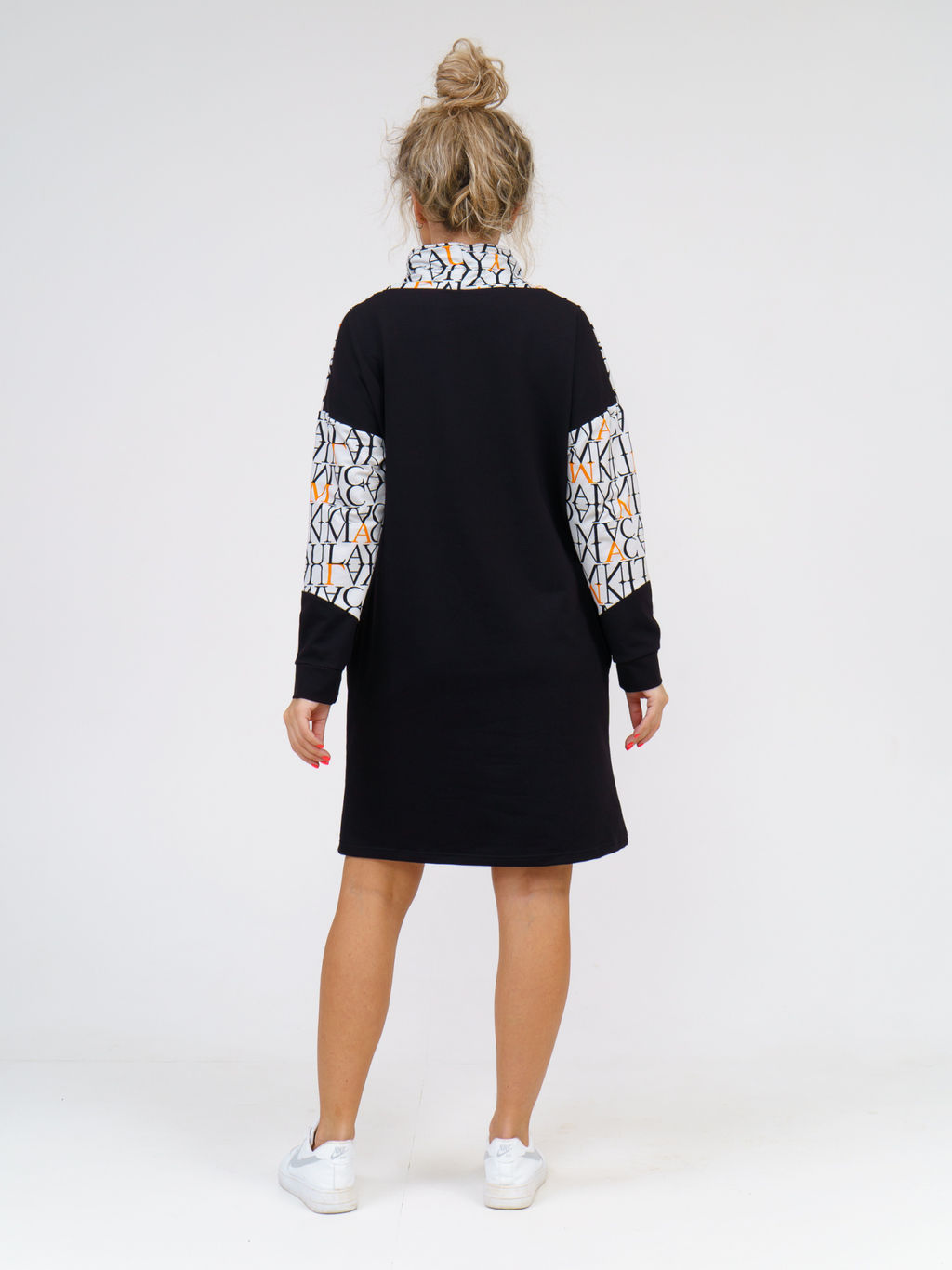 920 Платье "Черный/буквы/оранжевый"