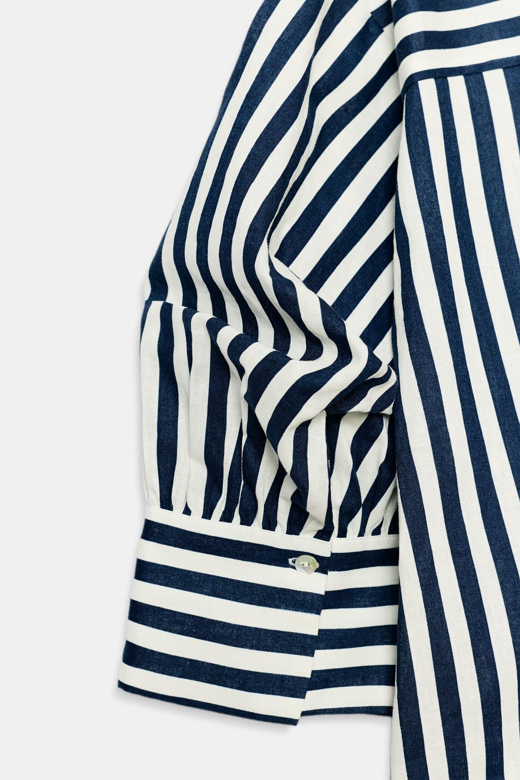 CAMISA CON LINO MANGA ABULLONADA / Azul / Blanco