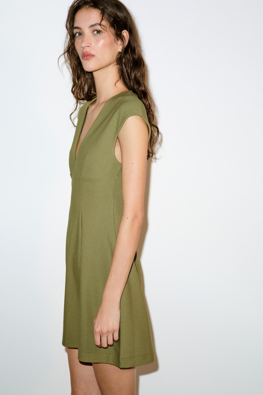 VESTIDO ESCOTE PICO CREPE / Pistacho - Zara фото 4