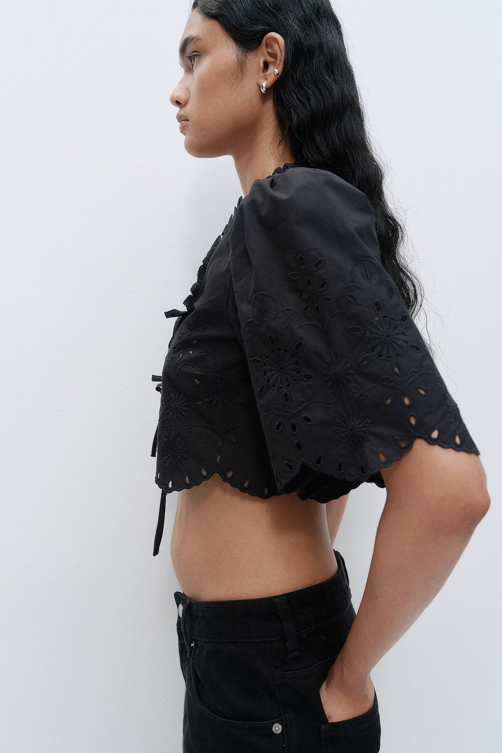 Blusa cropped con bordado ingles - H&m фото 4