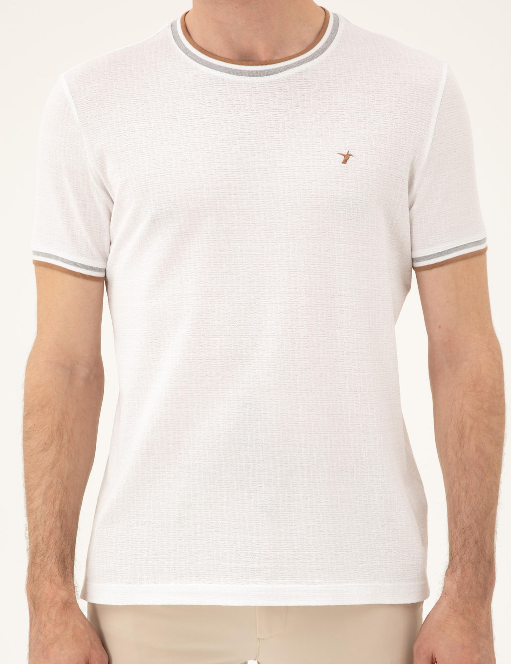 Белая приталенная футболка с круглым вырезом