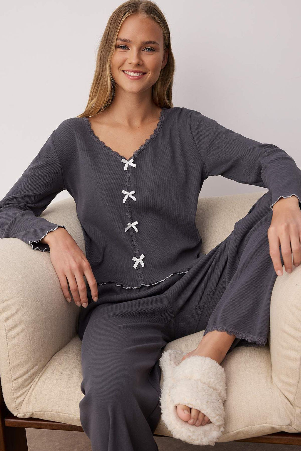 Trendyolmilla Beyaz Pamuklu Dantelli ve Kurdele/Fiyonk Detayl? Fitilli Orme Pijama Tak?m? THMAW25PT00206