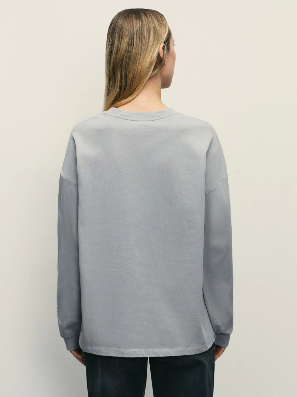 Лонгслив оверсайз с манжетами и принтом на рукаве / Zarina  фото 6