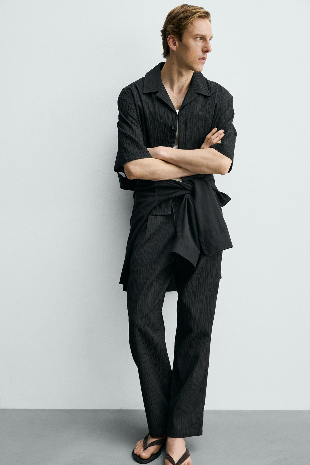 PANTAL?N RELAXED FIT EFECTO RELIEVE / Negro - Zara фото 6