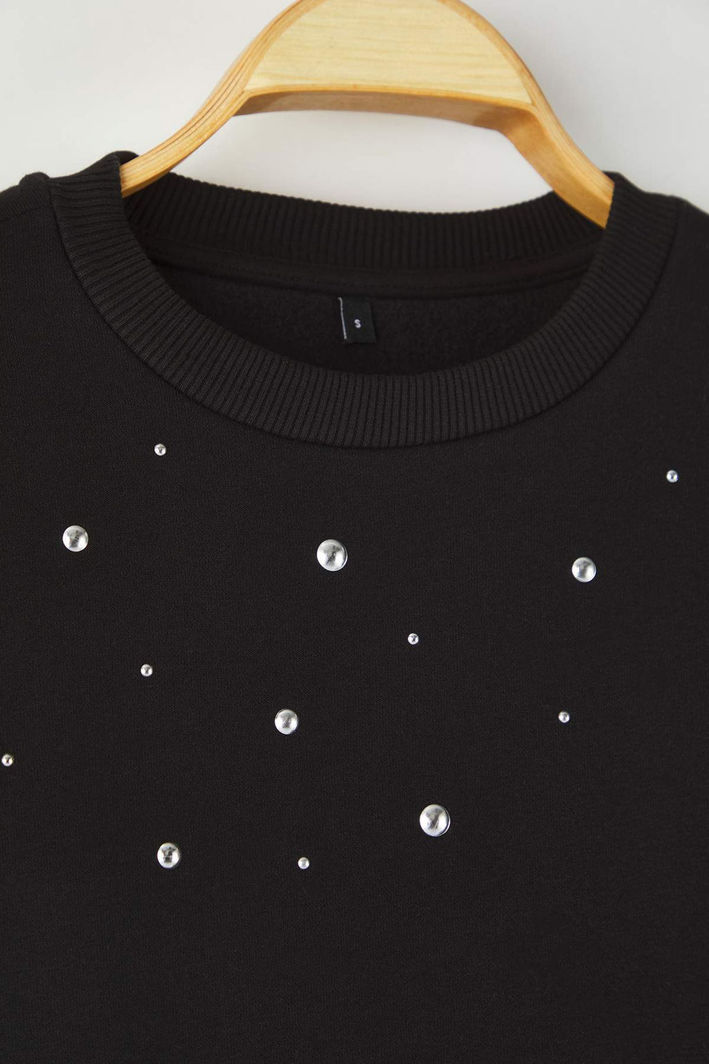 Siyah Oversize/Genis Kal?p Tas Islemeli Kal?n Ici Polarl? Orme Sweatshirt TWOAW26SW00067 - Trendyolmilla фото 2