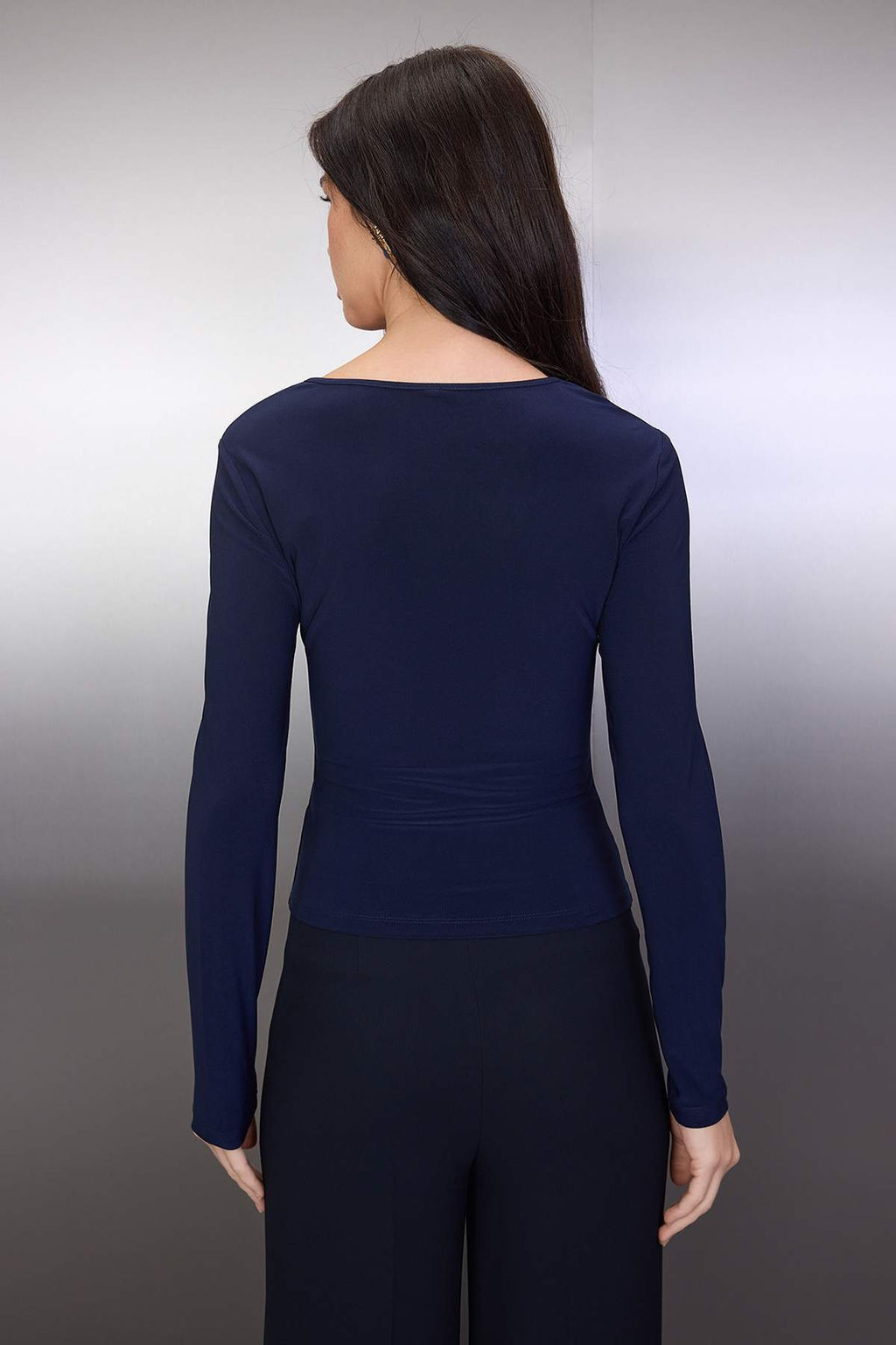 Lacivert Aksesuar ve Cut Out Detayl? Vucuda Oturan Esnek Orme Bluz TWOAW26BZ00087