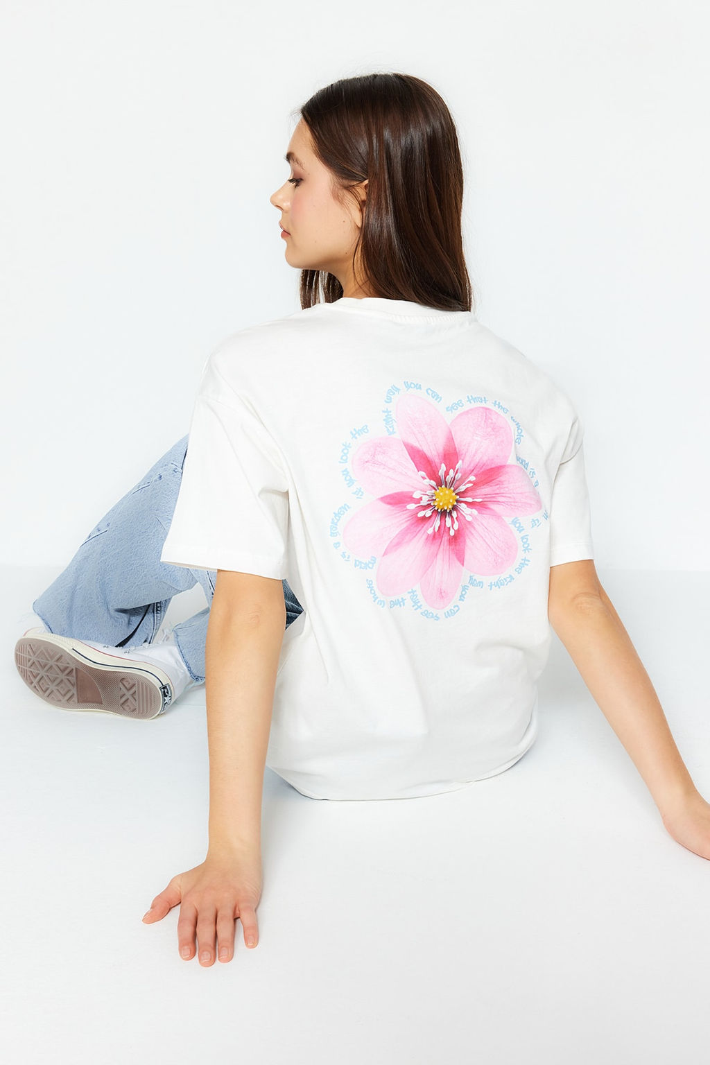 TRENDYOLMILLA Limited Edition Tas %100 Pamuk S?rt Bask?l? Relaxed/Genis Rahat Kesim Orme T-Shirt TWOSS23TS00374