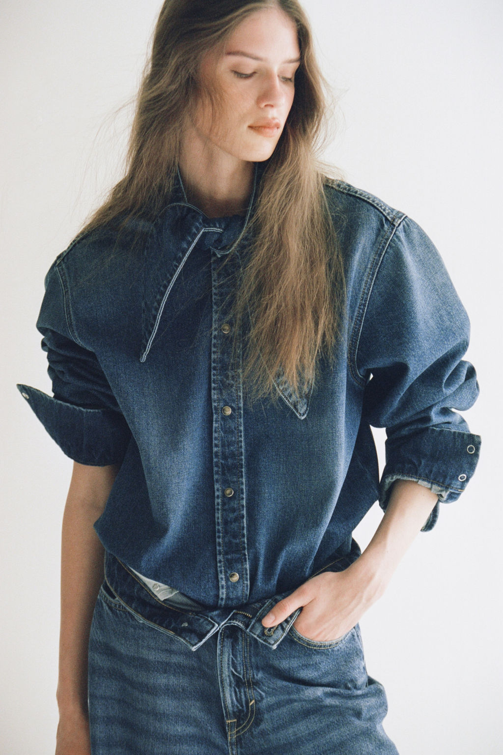 Camisa denim con cuello lazo - H&m фото 2