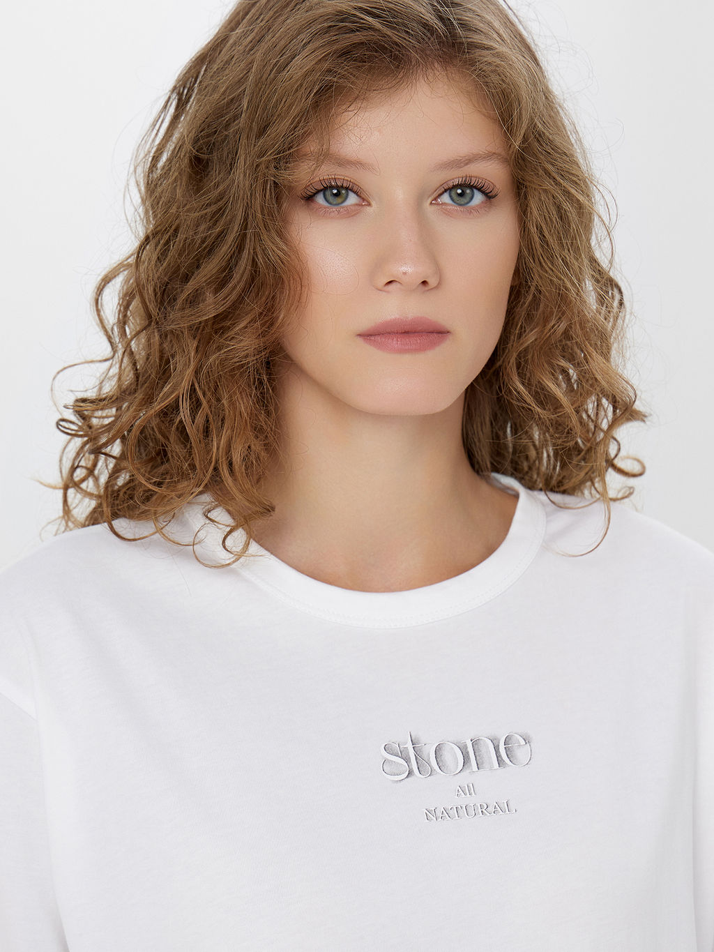 Футболка женская белая с надписью Stone all natural - Mark formelle фото 4