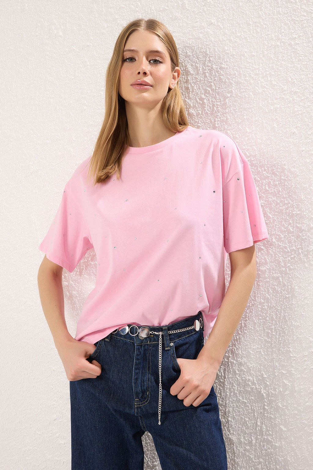 Pembe Pamuklu Tas Detayl? Relaxed/Genis Rahat Kesim Bisiklet Yaka Orme T-Shirt TWOSS23TS00153