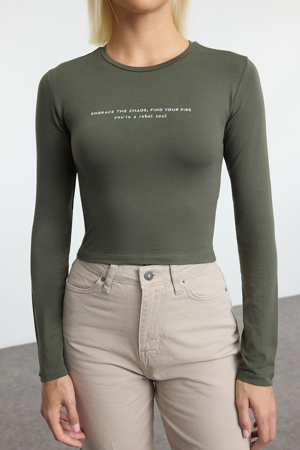 Trendyolmilla Antrasit Slogan Bask?l? Vucuda Oturan Crop Esnek Orme Bluz TWOAW25BZ00148  фото 3