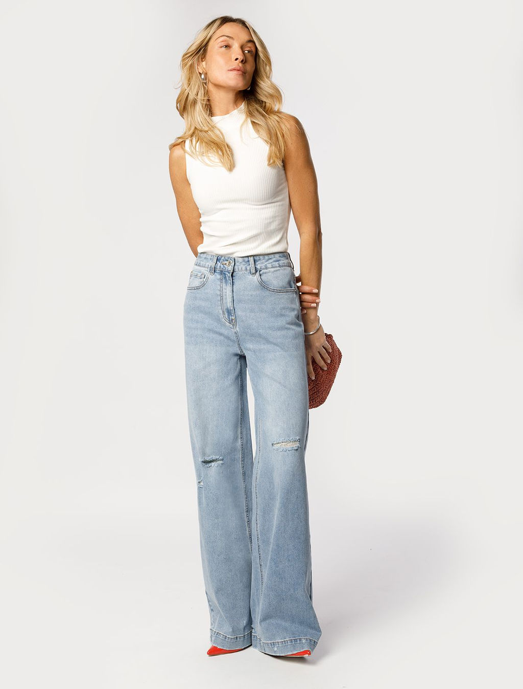 Джинсы трубы рваные из эластичного денима средней плотности