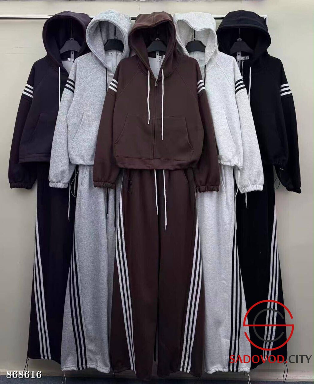 Спортивный женский костюм