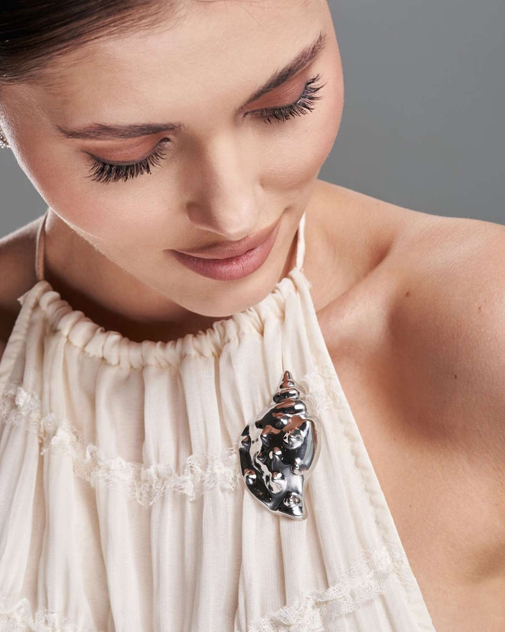 Брошь в виде ракушки