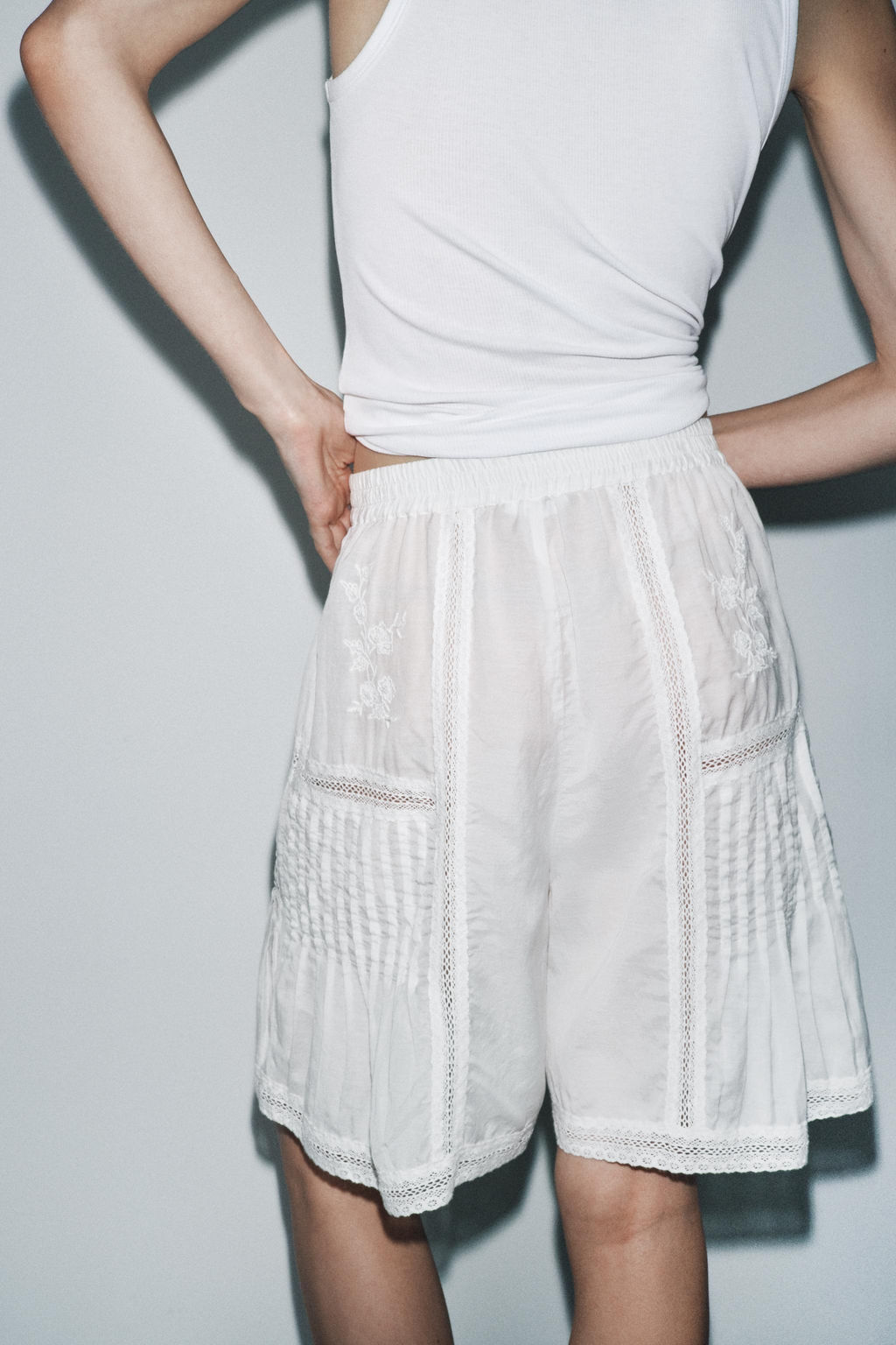 LIMITED EDITION EMBROIDERED LACE BERMUDA SHORTS - Zara фото 3