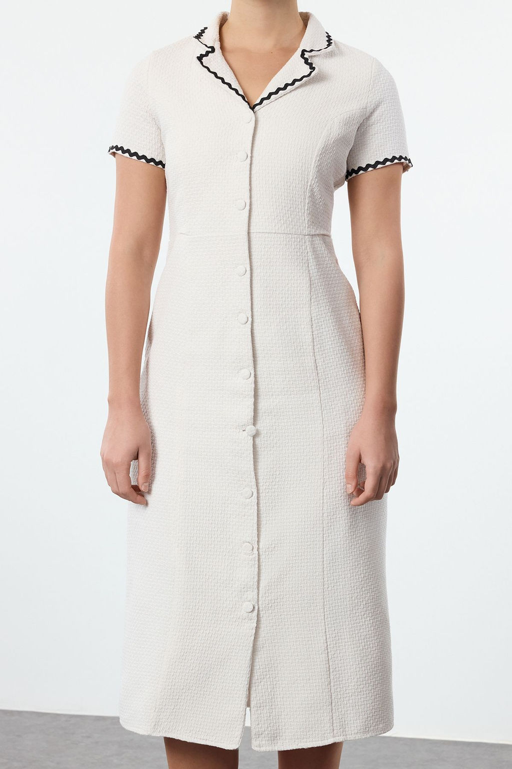 TRENDYOLMILLA Ekru Aksesuar Detayl? Midi Tuvit Dokuma K?sl?k Gomlek Elbise TWOSS24EL01127  фото 4