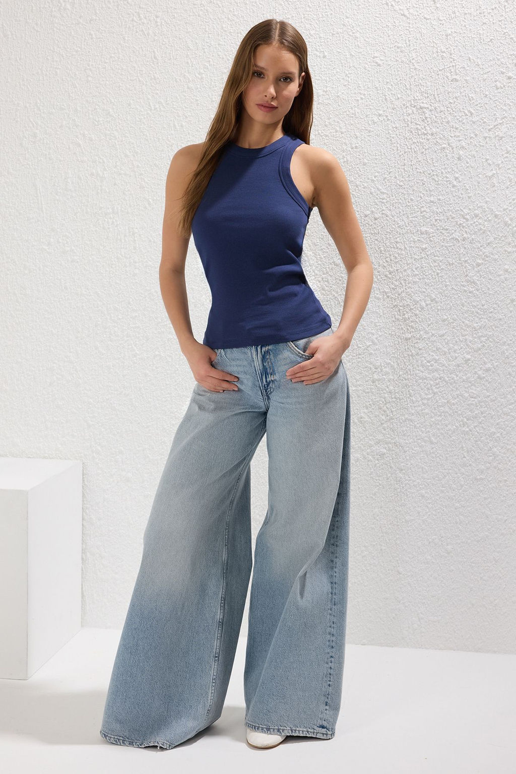 TRENDYOLMILLA Tas Contrast Biyeli Halter Yaka Vucuda Oturan Regular Boy Esnek Orme Atlet TWOSS24AL00064 фото 13