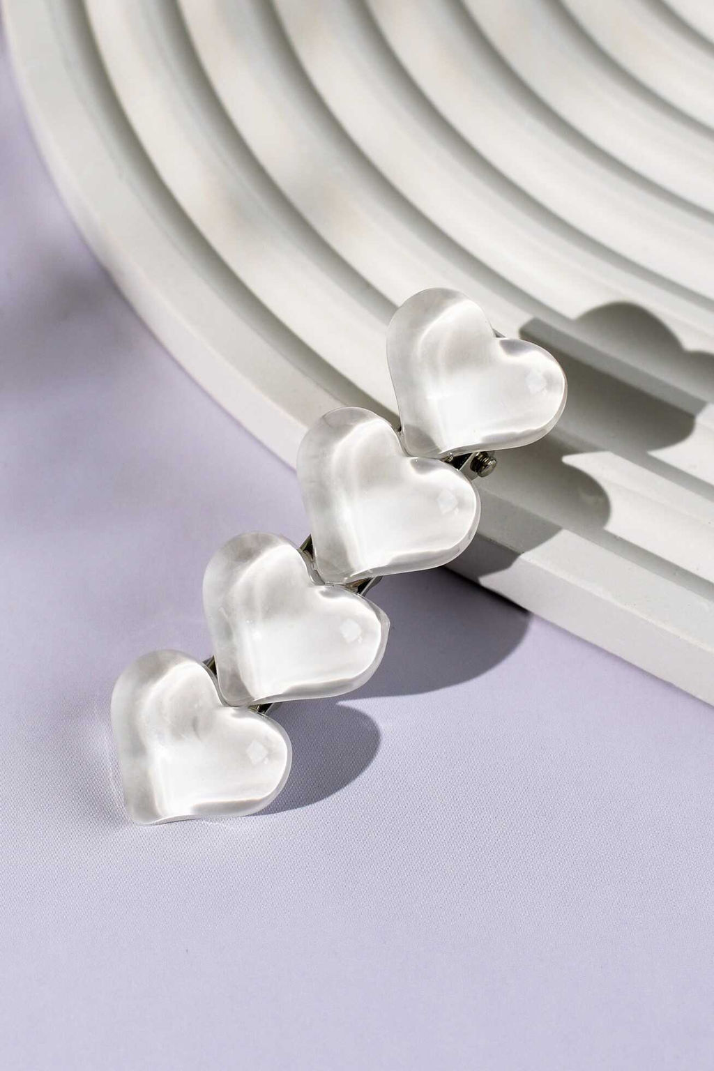 Заколка для волос зажим, арт. 71791 / 10 СЕРДЕЧКИ (в наборе: 1шт., 6 см, черный металл, эпоксидная смола, цвет: белый, подложка из мелованного картона + ПЭТ-пакет с европодвесом)