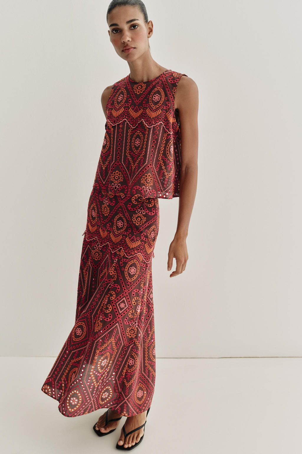 FALDA MIDI BORDADOS PERFORADOS / Multicolor