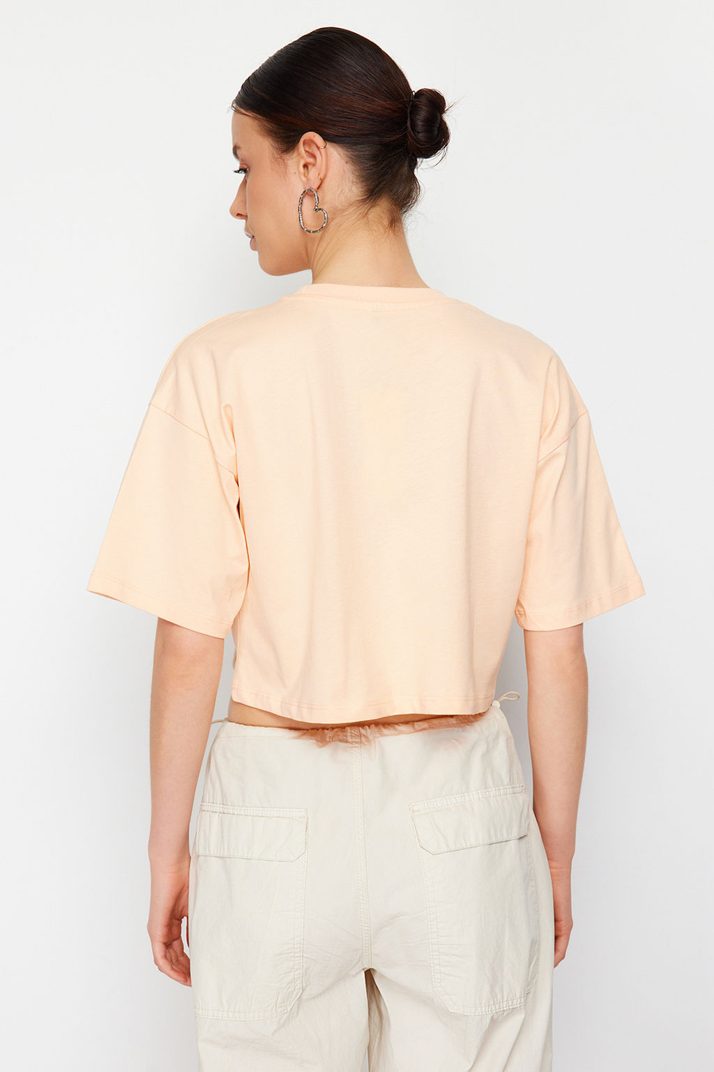 TRENDYOLMILLA Beyaz %100 Pamuk Premium Crop Bisiklet Yaka Orme T-Shirt TWOSS23TS00038  фото 22