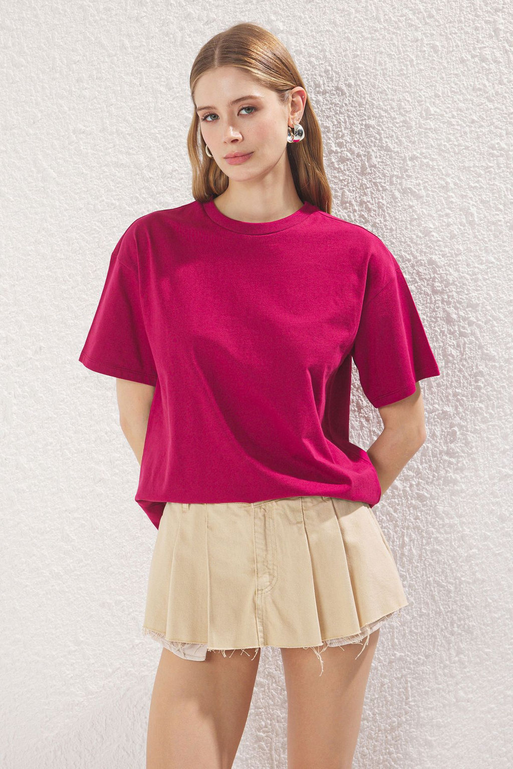 Visne Curugu %100 Suprem Oversize/Genis Kesim Asimetrik S?rt Detayl? Orme T-Shirt TWOSS25TS00040