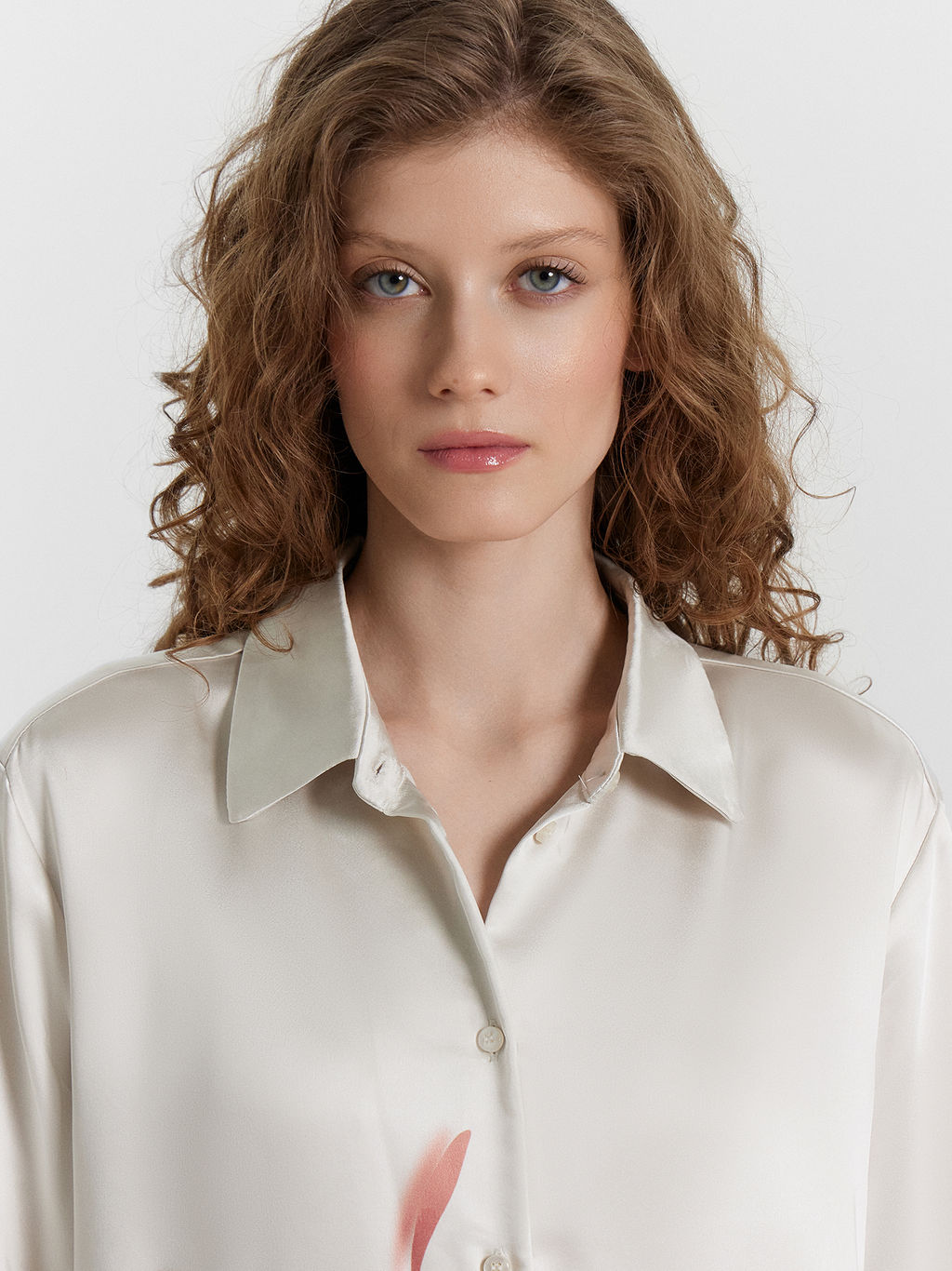 Блузка женская кремовая с принтом сублимация красный цветок на молочном 122869