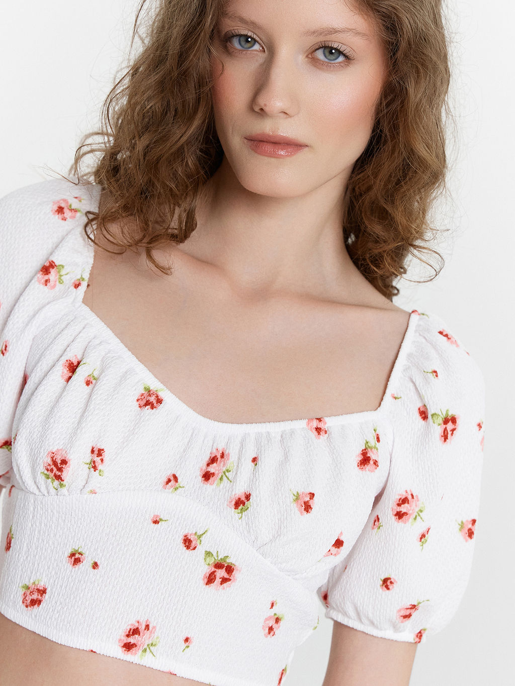 Топ укороченный женский белый с цветочным принтом - Mark formelle фото 4