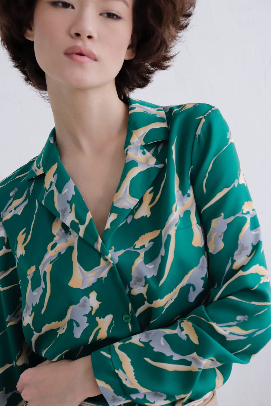 11536 Блуза с английским воротником зелёная с принтом - Martichelli фото 3